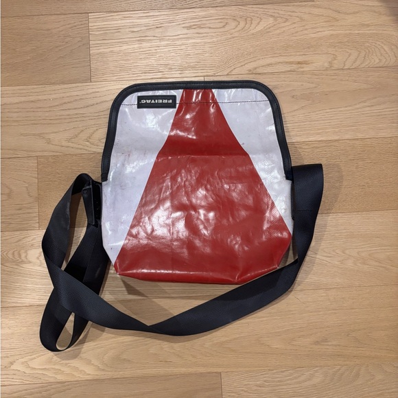 Freitag F41 Hawaii Five-O sling messenger bag - Picture 3 of 5